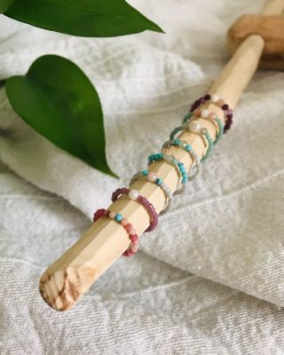 Prstýnky z minerálních korálků a japonských korálků Miyuki. Nabitý jemností a pozitivní energií. Díky pružné šňůrce se...