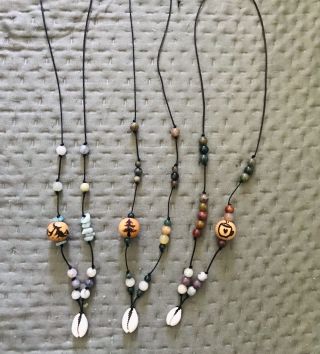 Ručně vyrobený náhrdelník, doplněný o mušličku #kauri a autorský korálek od @domi_wild_art Díky nastavitelné délce se...