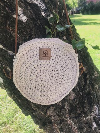 Boho kabelka, která udělá parádu na dovolené 🌴 i fesťáku 🌸… nastavitelná délka popruhu. Díky praktickému zipu už nic...