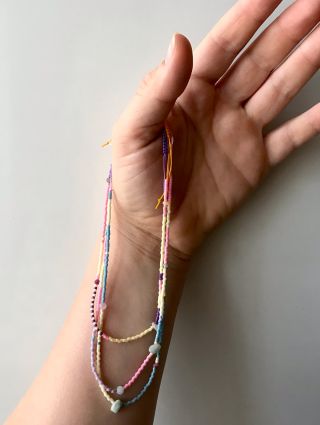 Na ruku, na kotník nebo na krk? A jeden nebo víc? Tyhle šperky tě mohou zdobit celé léto, aniž bys je musel/a sundávat...